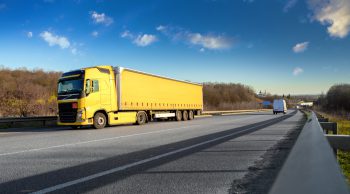 foto de caçamba com lona encerada para caminhão