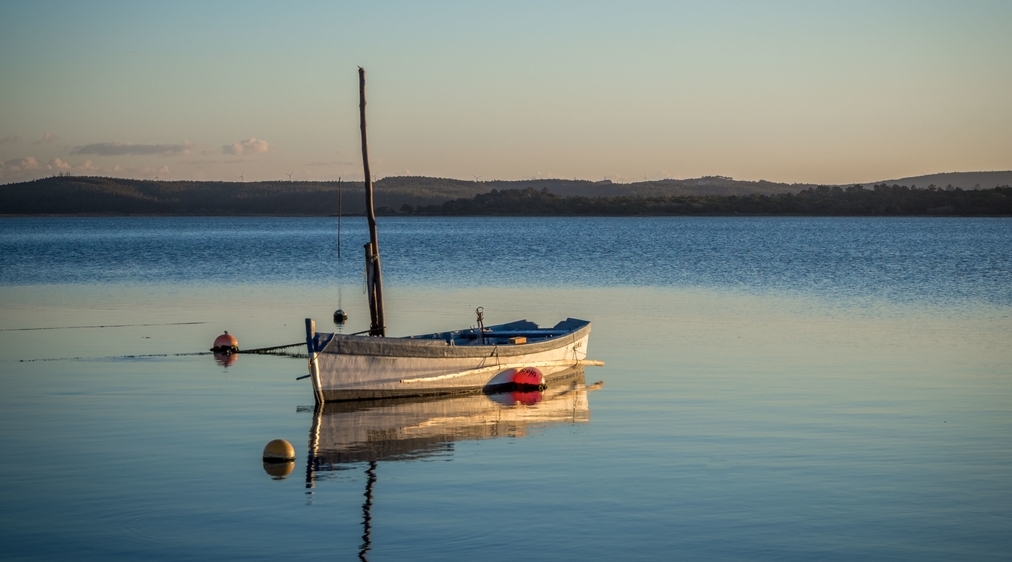 foto de barco de alumínio navegando